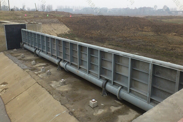 傾倒式鋼壩閘門